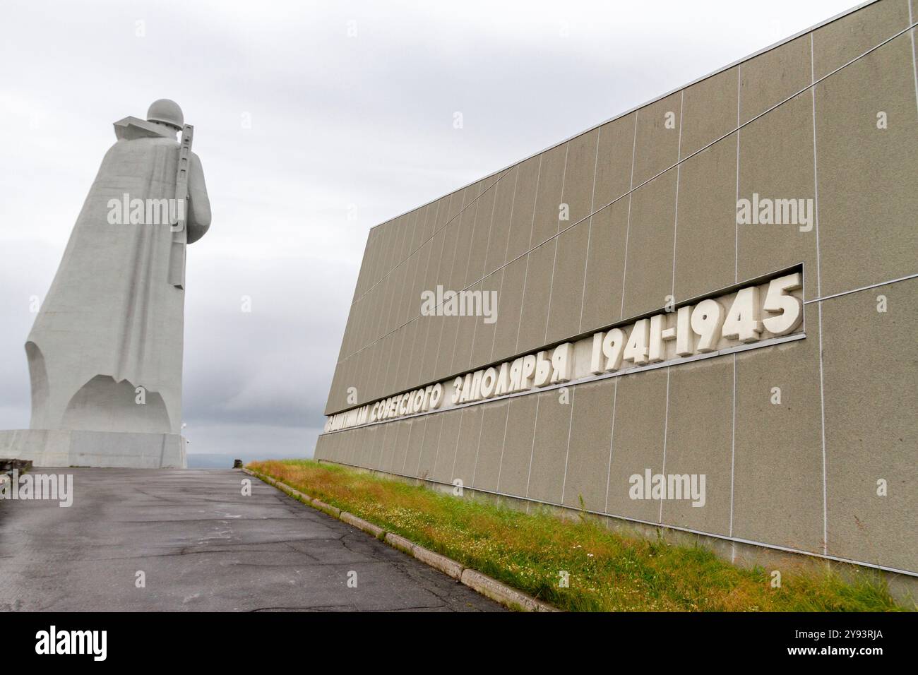 Il Memoriale di guerra Patriottica della seconda guerra mondiale (noto come Alesha-Memorial) nella città portuale russa di Murmansk, Oblast di Murmansk, Russia, Artico, Europa Foto Stock