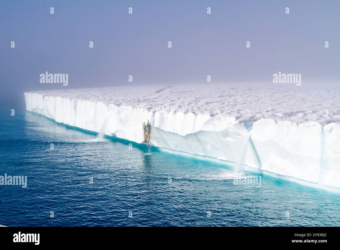 Vista di Austfonna, una calotta di ghiaccio situata su Nordaustlandet nell'arcipelago delle Svalbard in Norvegia, Artico, Europa Foto Stock