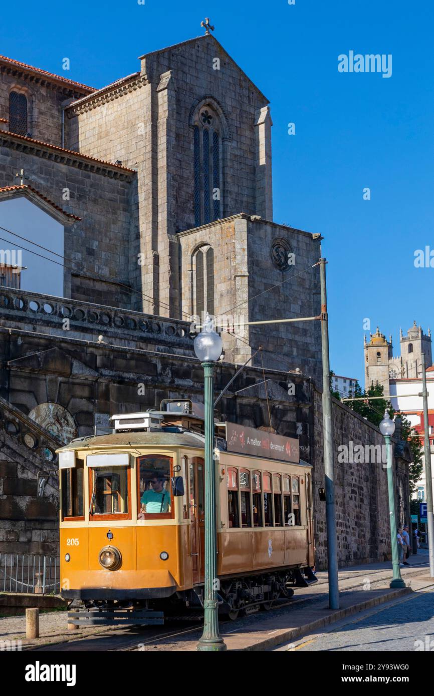 Tram di fronte alla Chiesa di San Francesco, Porto, Norte, Portogallo, Europa Foto Stock