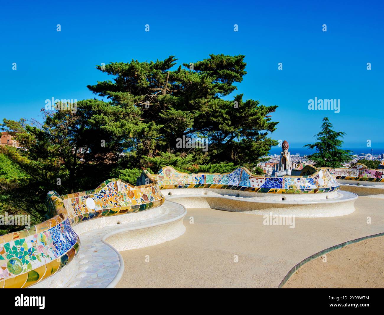Panca a serpentina a mosaico sulla terrazza principale, Parco Guell, sito patrimonio dell'umanità dell'UNESCO, Barcellona, Catalogna, Spagna, Europa Foto Stock