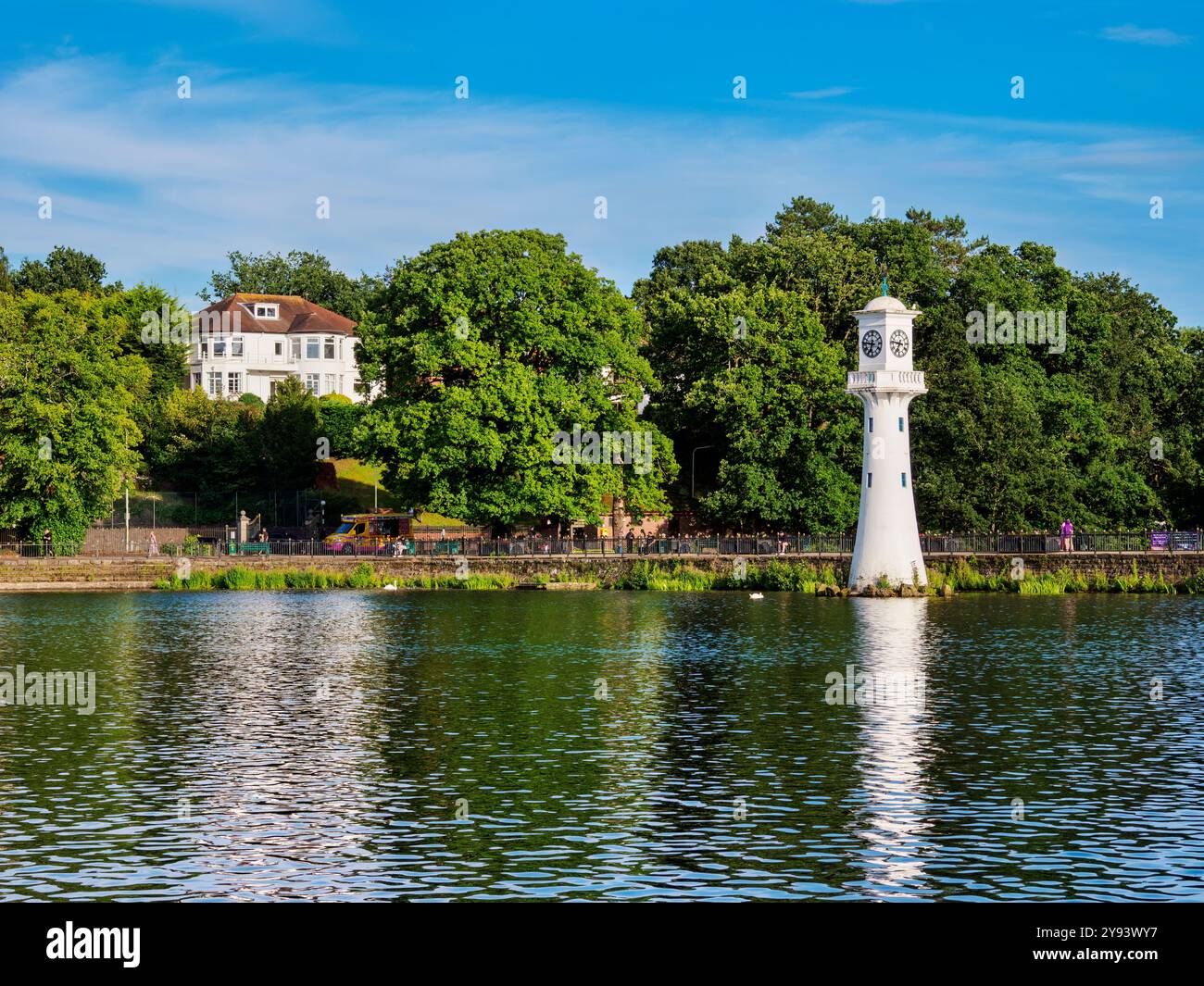 Scott Memorial Lighthouse a Roath Park Lake, Cardiff, Galles, Regno Unito, Europa Foto Stock