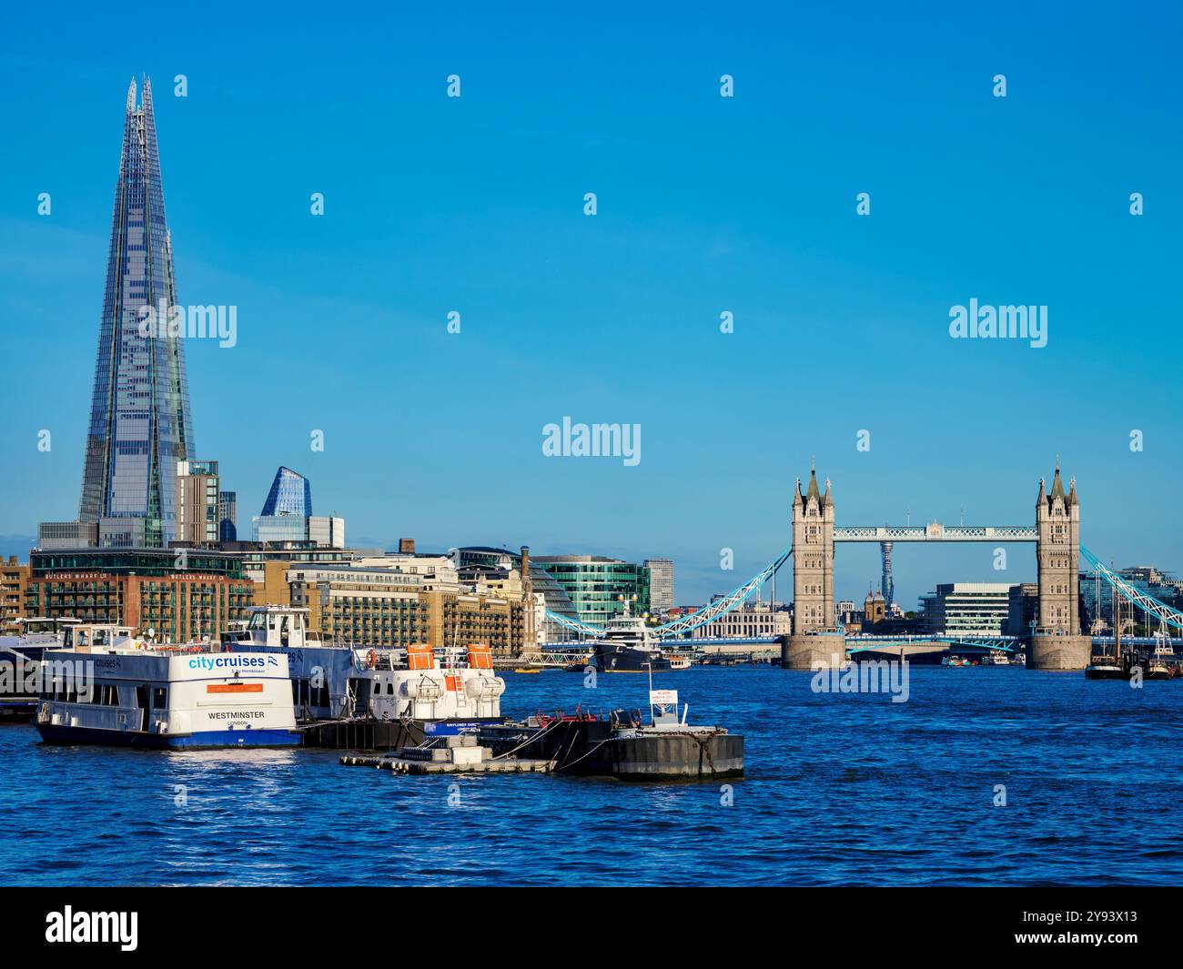 Vista sul Tamigi verso Tower Bridge e The Shard, Londra, Inghilterra, Regno Unito, Europa Foto Stock