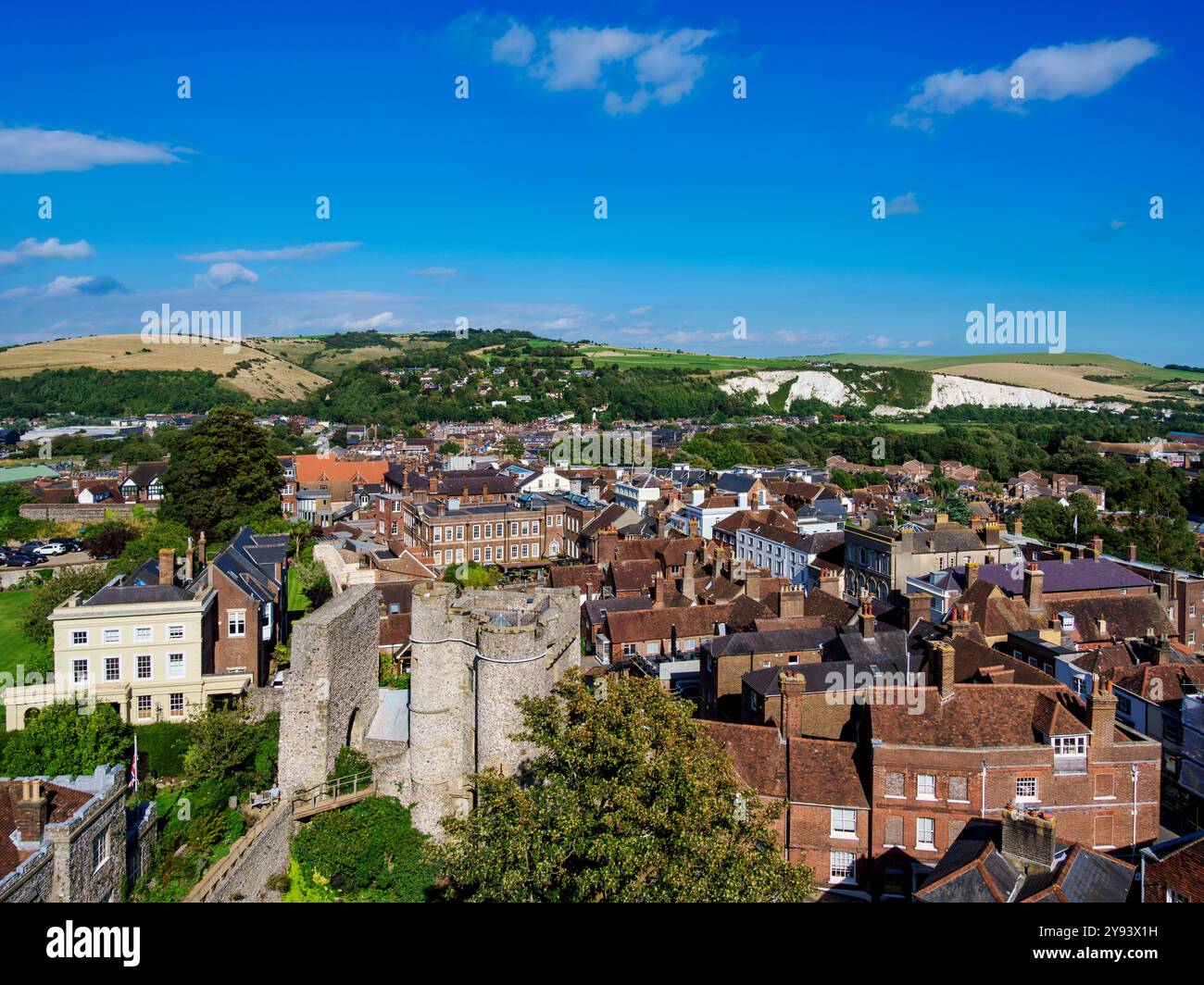 Castle Gate e Town, vista sopraelevata, Lewes, East Sussex, Inghilterra, Regno Unito, Europa Foto Stock