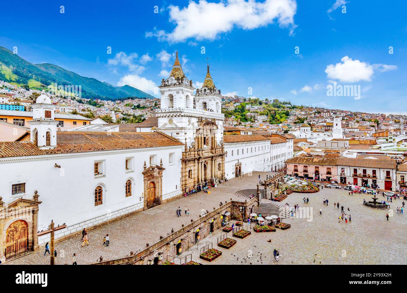La Iglesia y Monasterio De San Francisco con le sue torri gemelle si affaccia su Piazza San Francisco (Plaza de San Francisco), il centro storico, l'UNESCO e Quito Foto Stock