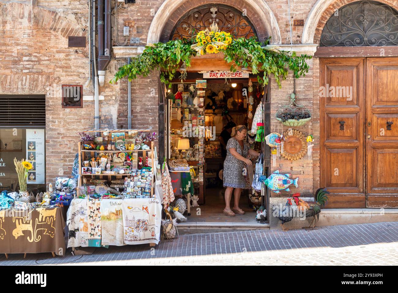 Negozio di souvenir tipico, città vecchia, Urbino, Marche, Italia, Europa Foto Stock