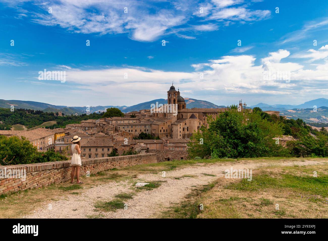 Cattedrale e Palazzo Ducale visti dalla Fortezza di Albornoz, dal centro storico, patrimonio dell'umanità dell'UNESCO, Urbino, Marche, Italia, Europa Foto Stock