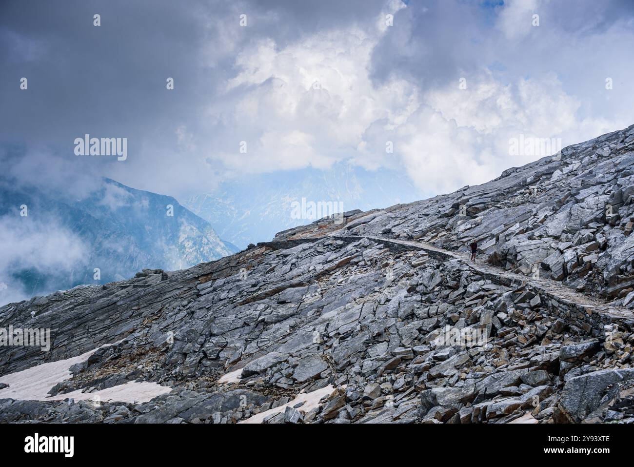 Sentiero escursionistico che attraversa pianure rocciose e valico roccioso di Colle del Turlo, Vercelli, Piemonte, Alpi italiane, Italia, Europa Foto Stock