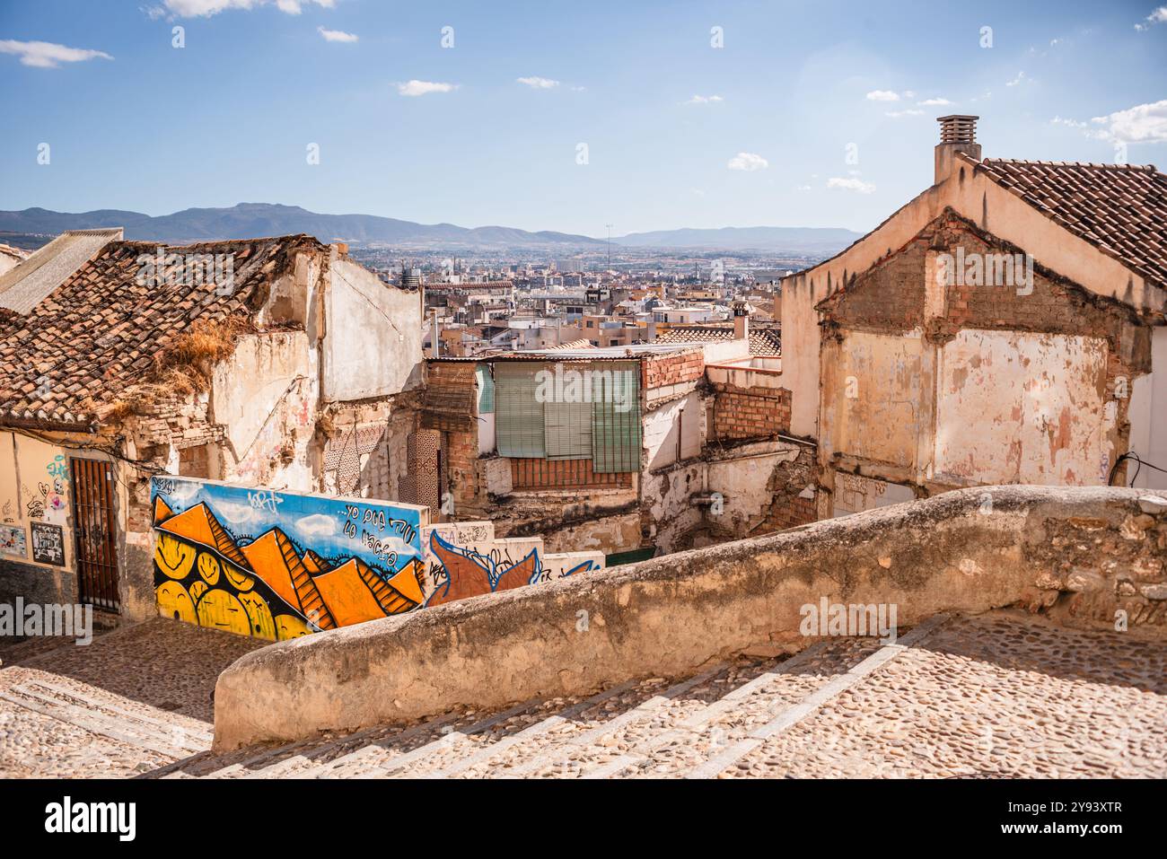 Stradine strette nel quartiere storico di Albaicin a Granada con tipiche case bianche, patrimonio dell'umanità dell'UNESCO, da Mirador de la Lona, Granada, Andalusia, Spagna Foto Stock