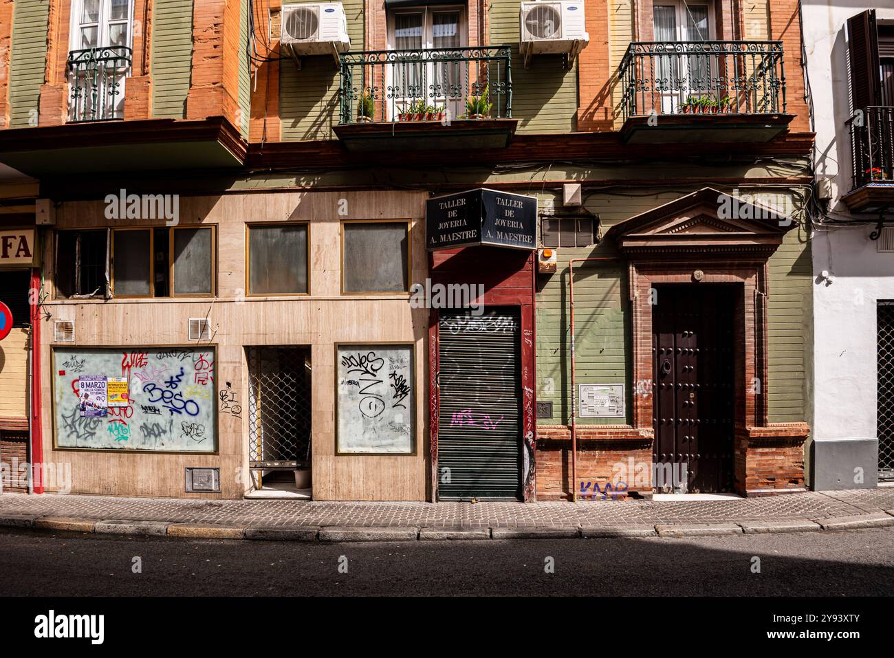 Tipiche facciate andaluse di case residenziali nelle strade del centro, Siviglia, Andalusia, Spagna, Europa Foto Stock
