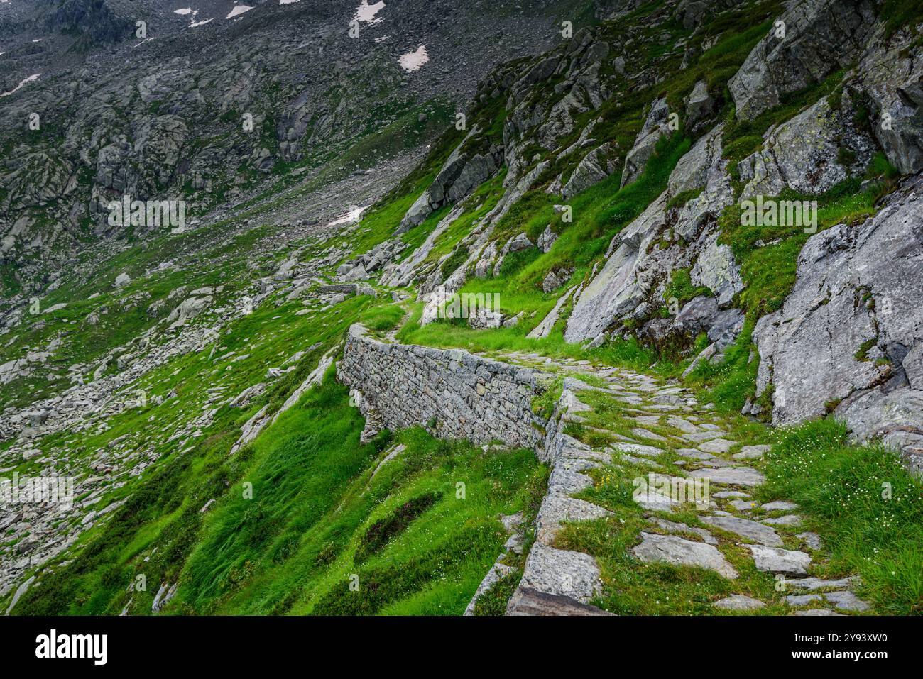 Bellissimo percorso escursionistico su ripidi pendii rocciosi e erbosi nelle Alpi italiane, Colle del Turlo, Vercelli, Piemonte, Italia, Europa Foto Stock