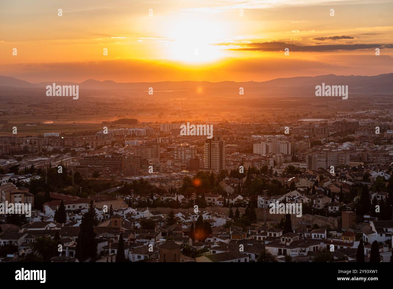 Caldo e vibrante tramonto sopra la città di Granada, Andalusia, Spagna, Europa Foto Stock