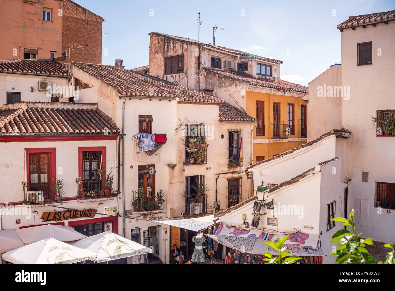 Stradine strette nel quartiere storico di Albaicin a Granada con tipiche case bianche, patrimonio dell'umanità dell'UNESCO, Granada, Andalusia, Spagna, Europa Foto Stock