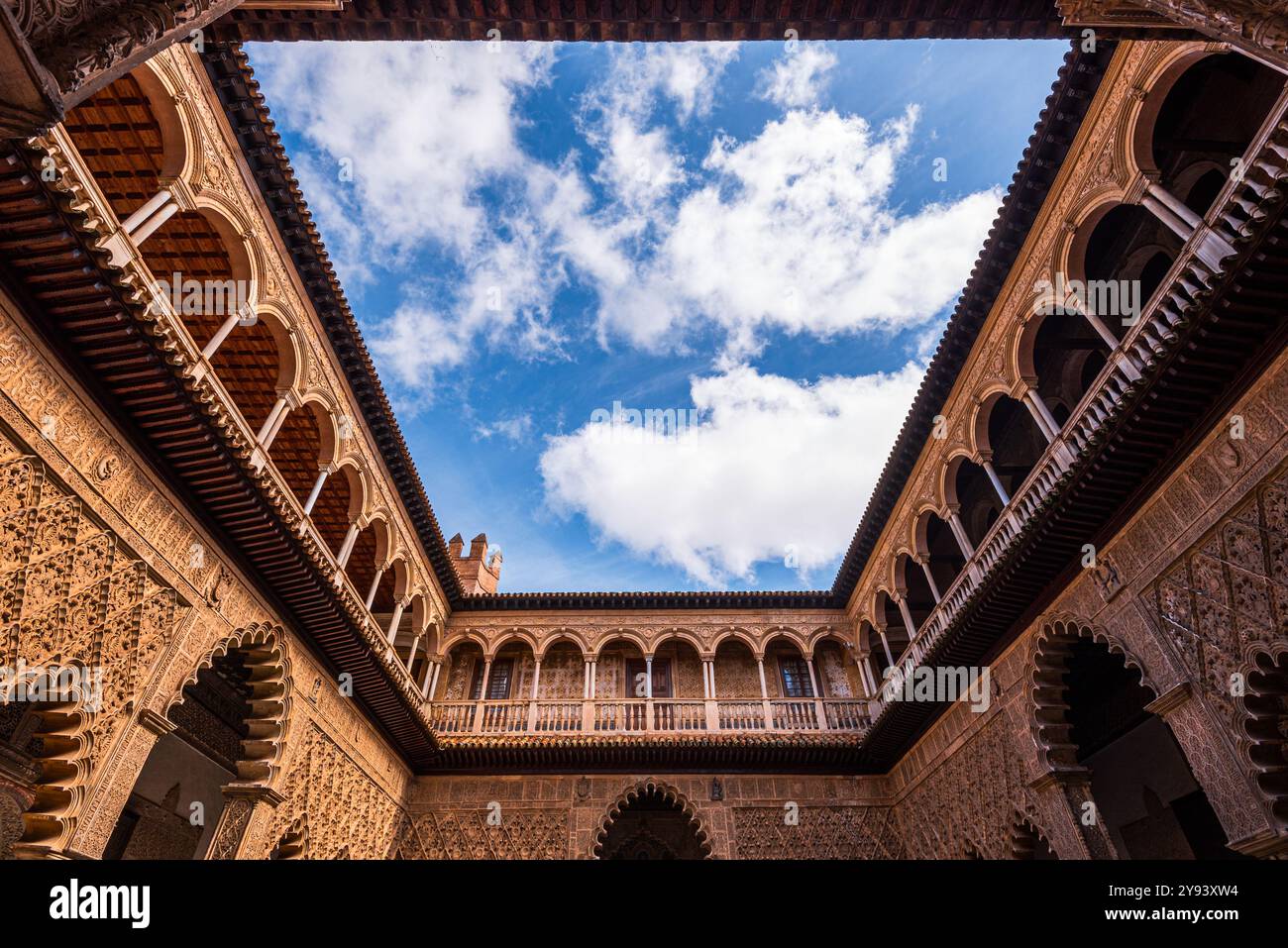 Ampio angolo di architettura moresca nel cortile e patio del Real Alcazar, sito patrimonio dell'umanità dell'UNESCO, Siviglia, Andalusia, Spagna, Europa Foto Stock