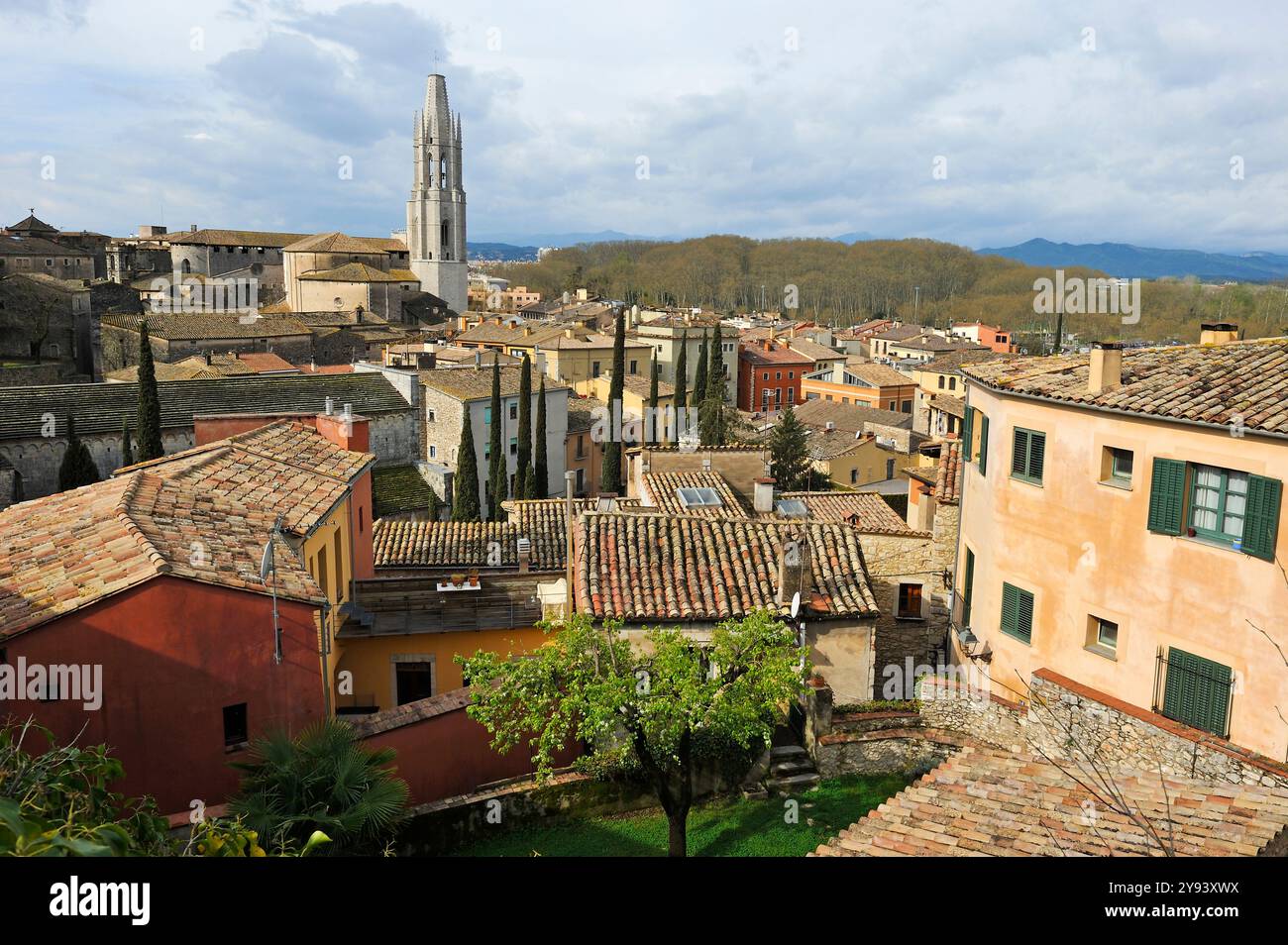 Vista su Girona vista dai bastioni, Girona, Catalogna, Spagna, Europa Foto Stock