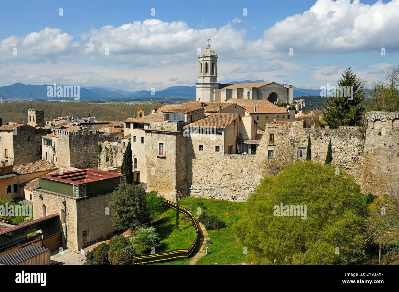 Vista di Girona dalla passerella sui bastioni della città vecchia, Girona, Catalogna, Spagna, Europa Foto Stock