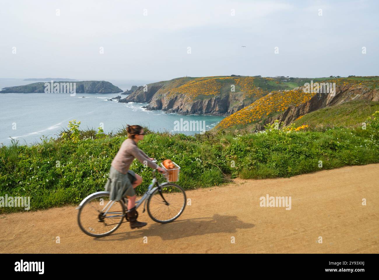Giro in bicicletta sulla costa lungo la Grand Greve Bay a la Coupee, Sark Island, Bailiwick of Guernsey, British Crown Dependency, Manica, Europa Foto Stock