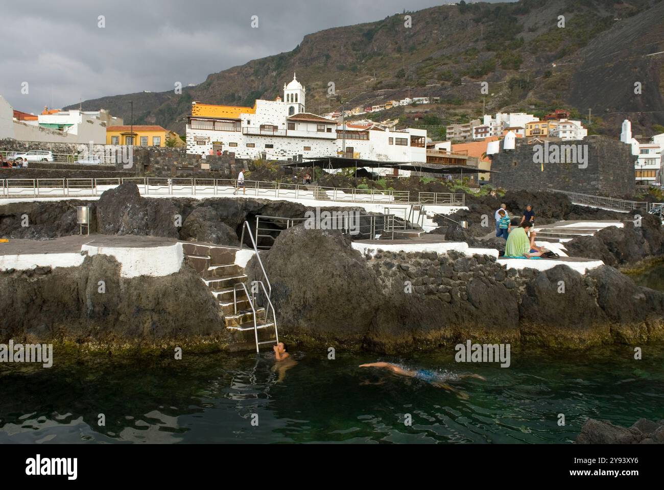 Piscina attrezzata nel flusso di lava vulcanica, Garachico, villaggio sulla costa settentrionale, Tenerife, Isole Canarie, Spagna, Oceano Atlantico, Europa Foto Stock