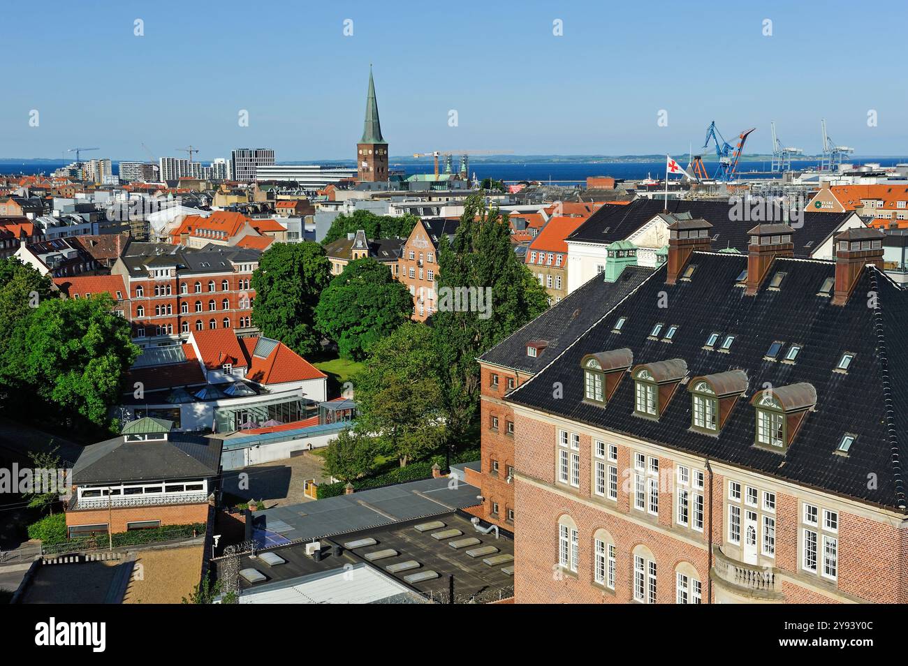 Vista dal tetto dell'AROs Aarhus Kunstmuseum, progettato dagli architetti danesi Schmidt Hammer Lassen, Aarhus, penisola dello Jutland, Danimarca, Europa Foto Stock