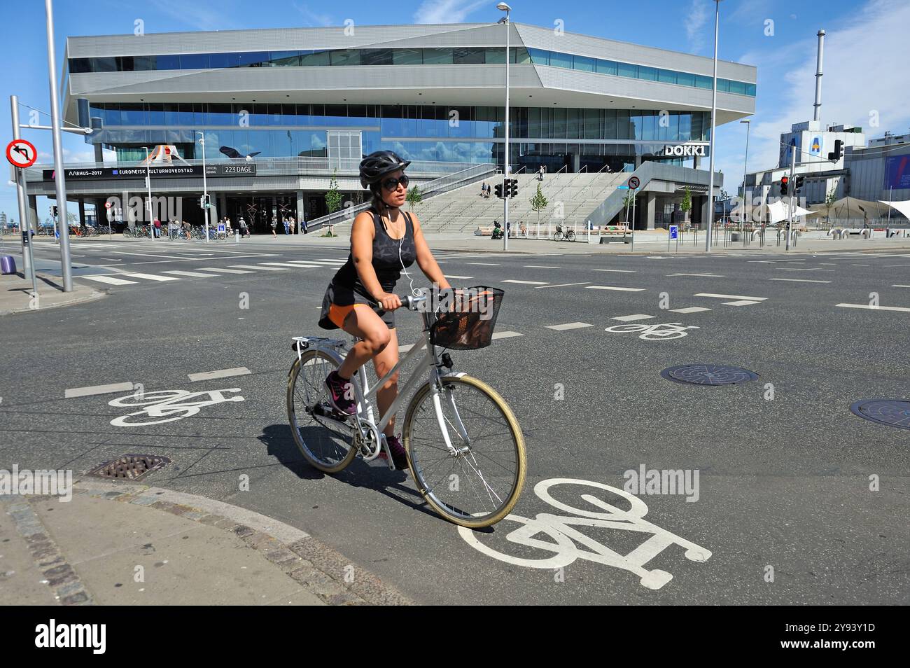 Segnaletica ciclabile all'incrocio di fronte al Dokk1, alla Biblioteca e ai servizi cittadini sul litorale urbano di Aarhus, penisola dello Jutland, Danimarca Foto Stock