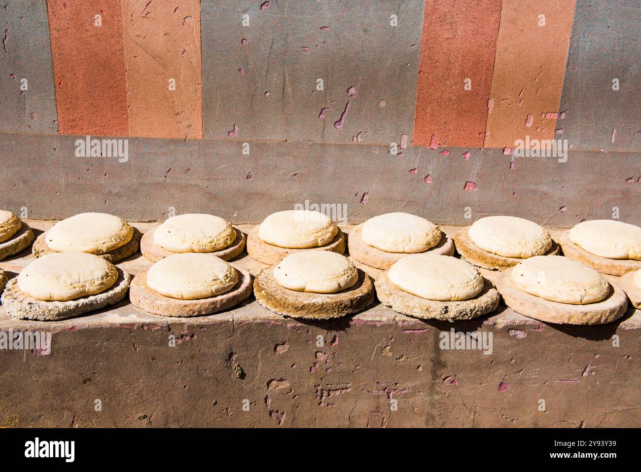 Impasto di pane messo al sole su una panchina in una strada di Daraw, Egitto, Nord Africa, Africa Foto Stock