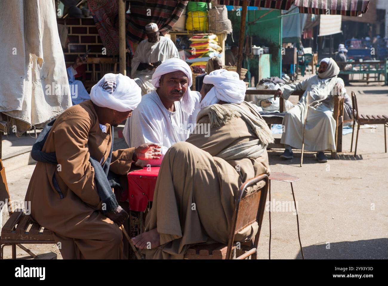Uomini seduti in una via di Daraw in un giorno di mercato, Egitto, Nord Africa, Africa Foto Stock