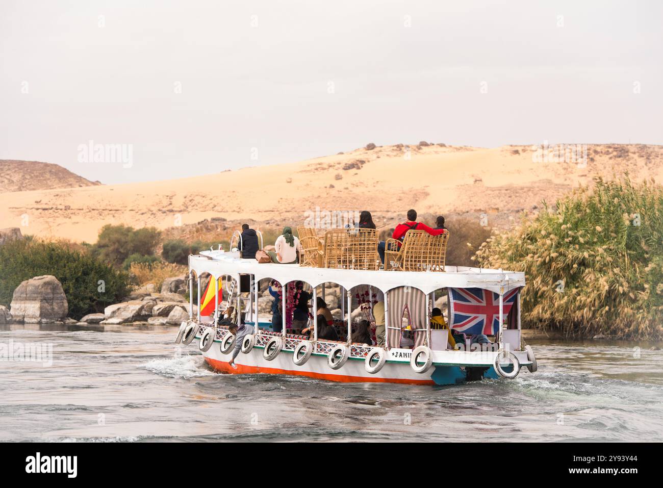Piccola nave da crociera intorno all'isola Elefantina sul Nilo, Assuan, Egitto, Nord Africa, Africa Foto Stock