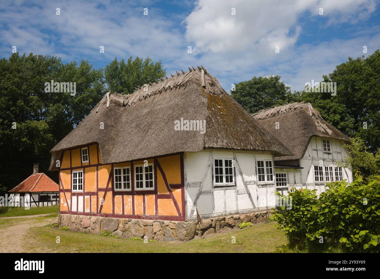 The Inn at Hjerl Hede Open Air Museum con The Smithy a sinistra, vicino a Vinderup, Danimarca, Europa Foto Stock