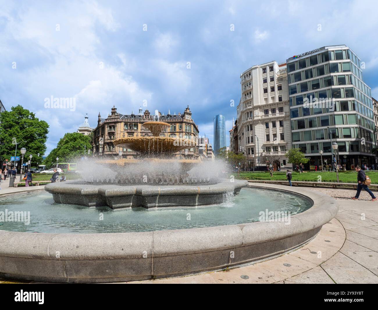 Plaza Moyua (piazza ellittica), Bilbao, Paesi Baschi, Spagna, Europa Foto Stock