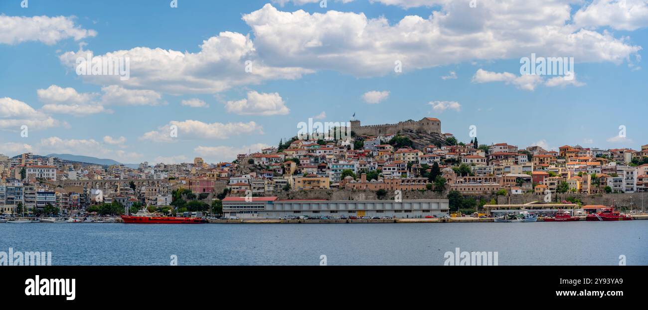 Vista di Kavala dal traghetto, Dimos Kavalas, Macedonia orientale e Tracia, Golfo di Thasos, Golfo di Kavala, Mar Tracio, Grecia, Europa Foto Stock