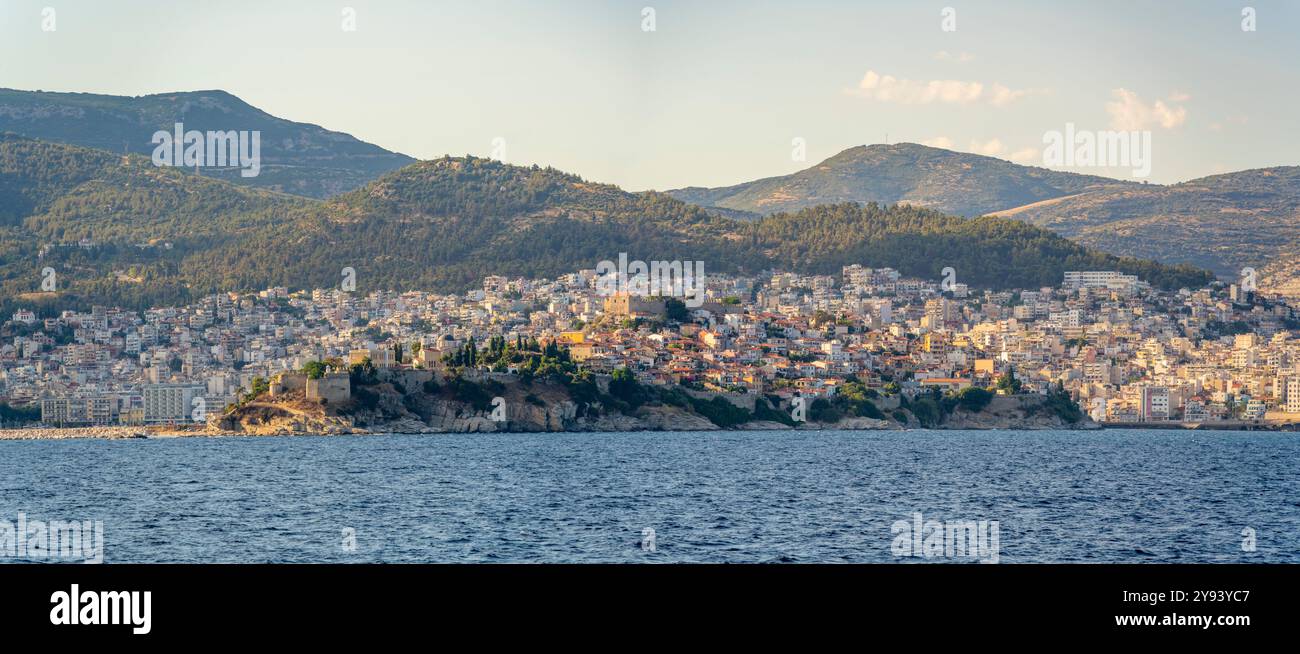 Vista di Kavala dal traghetto, Kavala, Dimos Kavalas, Macedonia orientale e Tracia, Golfo di Thasos, Golfo di Kavala, Grecia, Europa Foto Stock