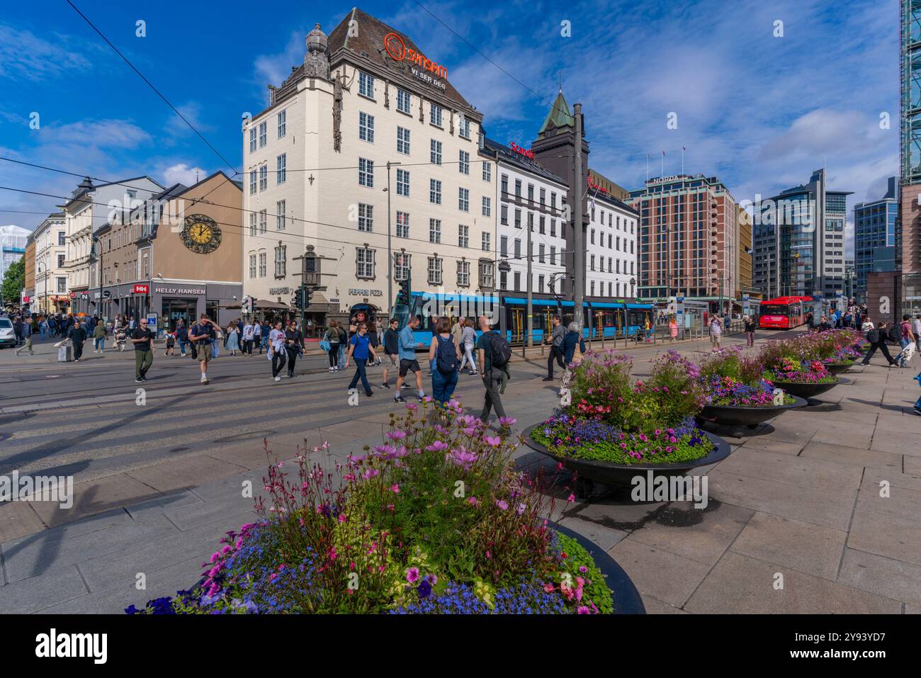 Vista dei fiori e dell'architettura estivi a Jernbanetorget, Oslo, Norvegia, Scandinavia, Europa Foto Stock