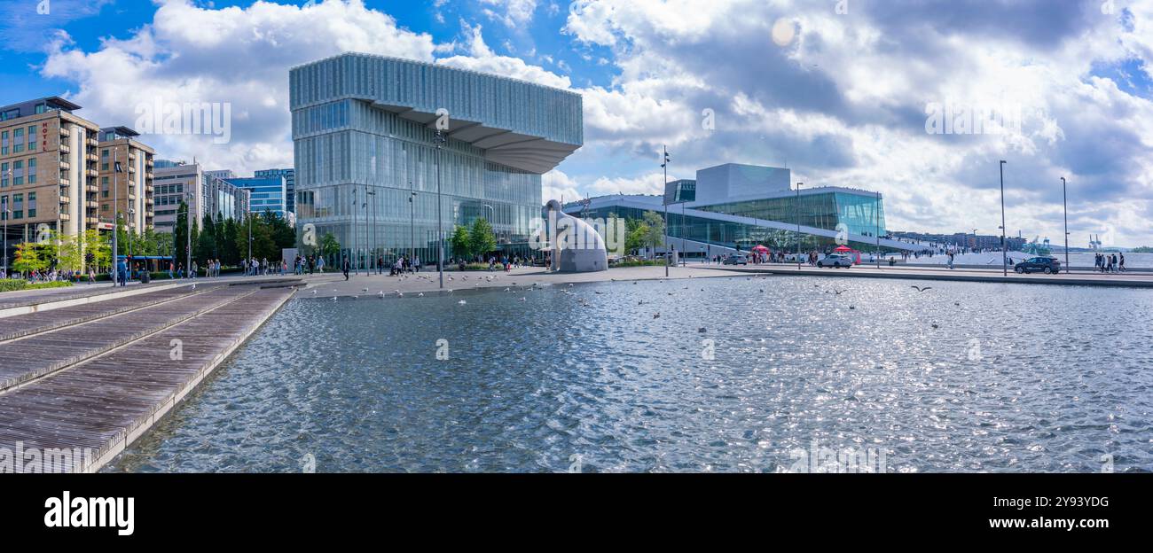 Nuova Biblioteca centrale (Biblioteca pubblica di Oslo) (Biblioteca Deichman) e Teatro dell'Opera, Oslo, Norvegia, Scandinavia, Europa Foto Stock