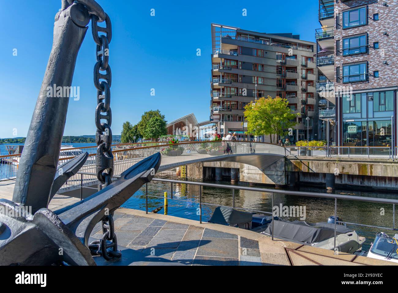 Veduta dell'Anchor Cruiser Blucher e del Museo di arte moderna Astrup Fearnley, Aker Brygge, Oslo, Norvegia, Scandinavia, Europa Foto Stock