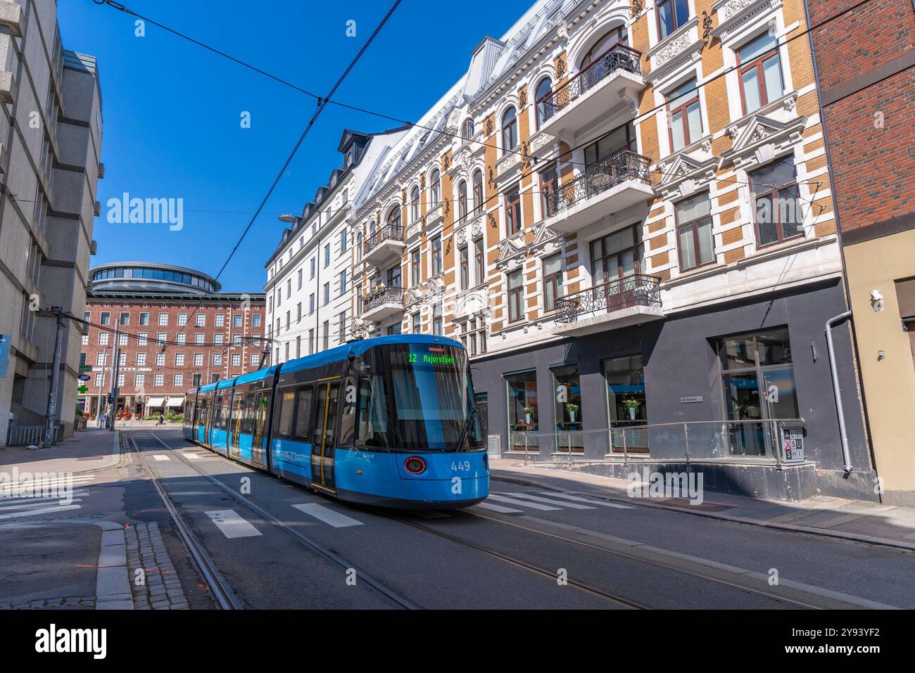 Vista dell'architettura e del tram cittadino su Dokkveien, Aker Brygge, Oslo, Norvegia, Scandinavia, Europa Foto Stock