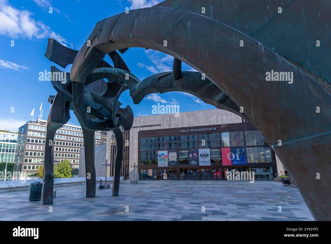 Vista della sala concerti di Oslo e della scultura Turid Angell Eng a Johan Svendsens Plass, Oslo, Norvegia, Scandinavia, Europa Foto Stock