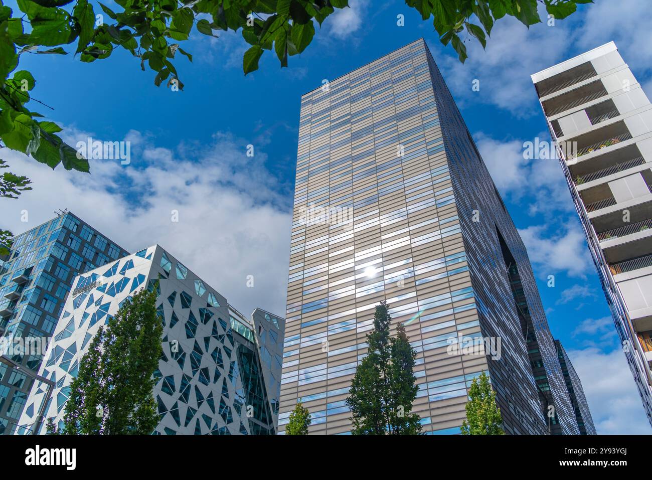 Vista dell'architettura contemporanea nella zona del codice a barre in una giornata di sole, Oslo, Norvegia, Scandinavia, Europa Foto Stock