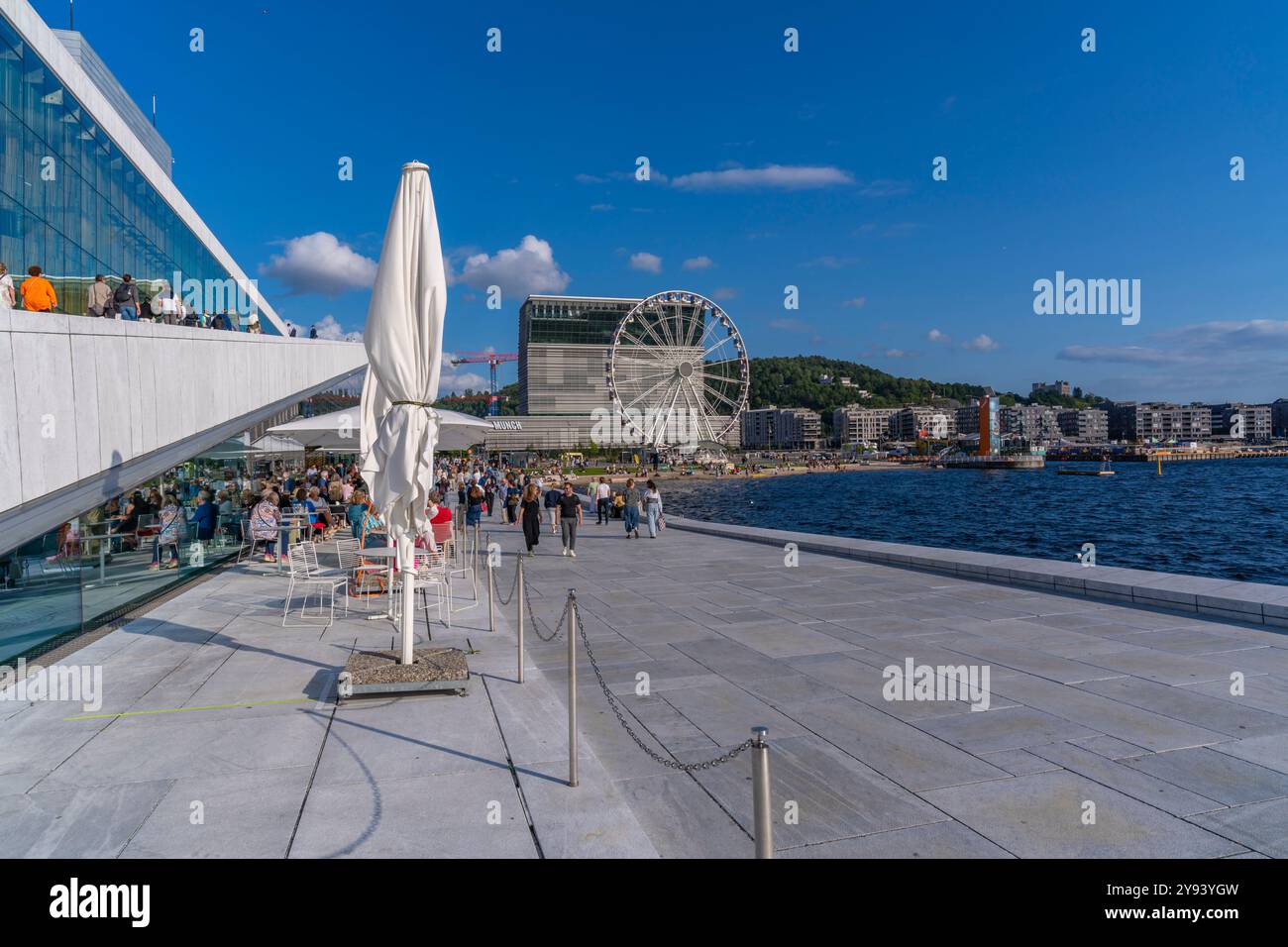 Vista del Teatro dell'Opera e del Museo Munch in una giornata di sole, Oslo, Norvegia, Scandinavia, Europa Foto Stock