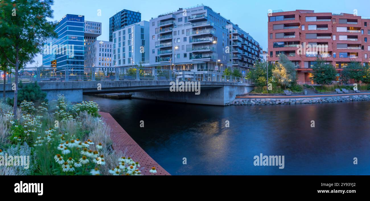 Vista degli edifici e dei fiori del codice a barre al crepuscolo, Oslo, Norvegia, Scandinavia, Europa Foto Stock