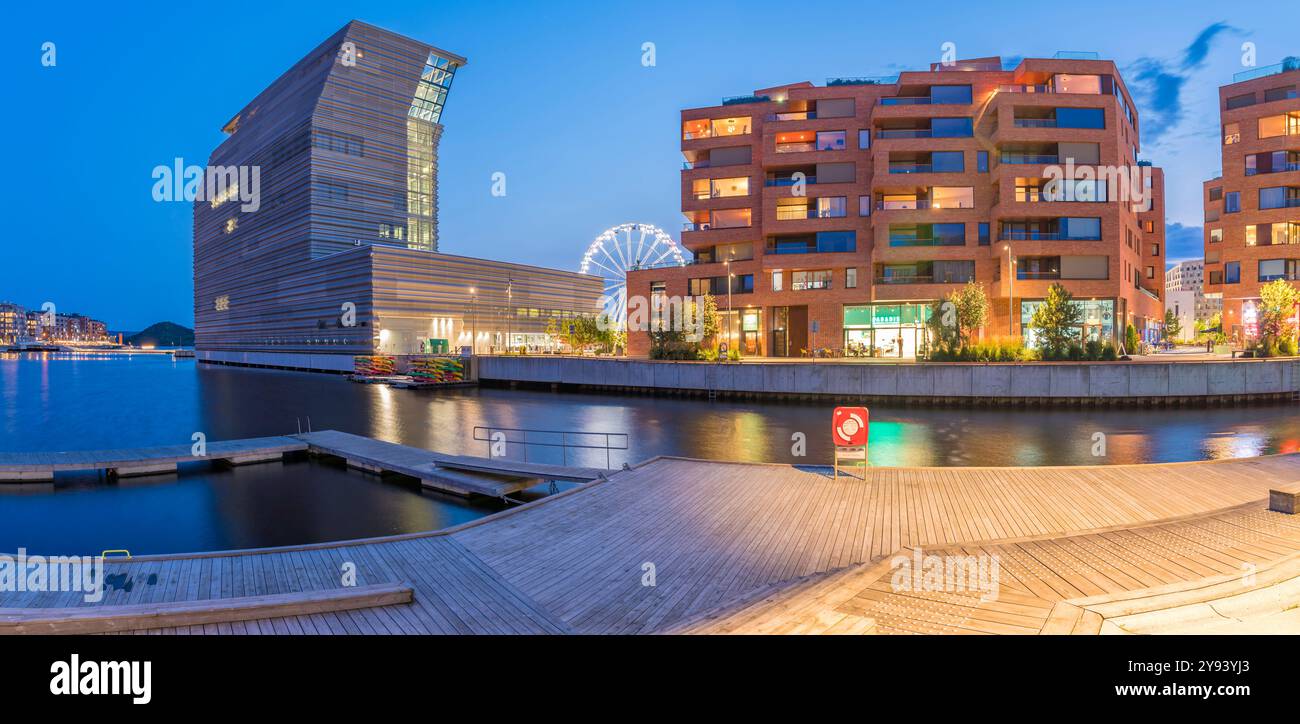 Vista del Museo Munch da Bispekaia al crepuscolo, Oslo, Norvegia, Scandinavia, Europa Foto Stock