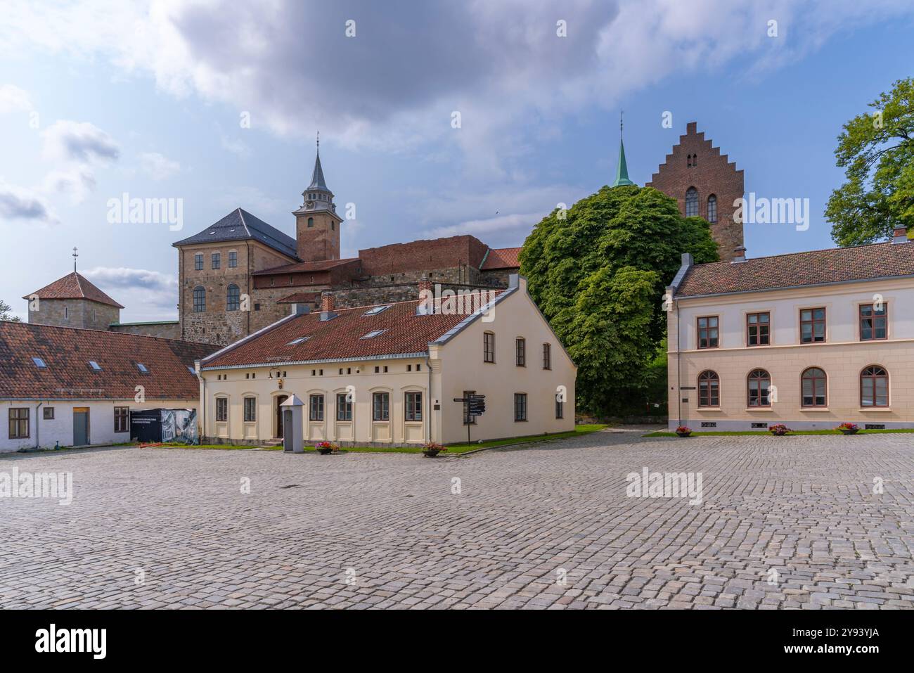 Vista della fortezza di Akershus dall'interno delle mura in una giornata di sole, Oslo, Norvegia, Scandinavia, Europa Foto Stock