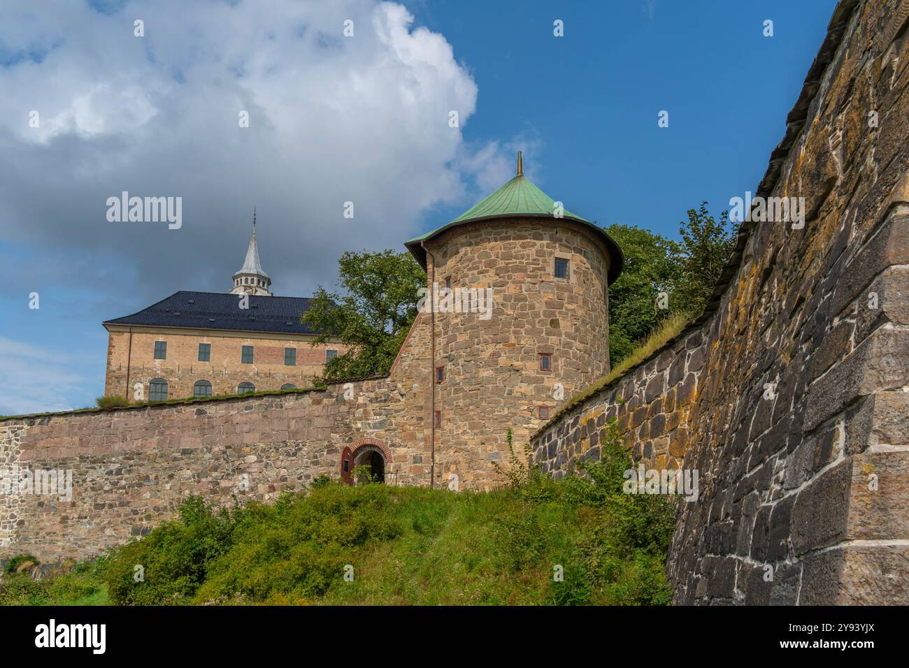 Vista della fortezza di Akershus, dall'esterno delle mura in una giornata di sole, Oslo, Norvegia, Scandinavia, Europa Foto Stock