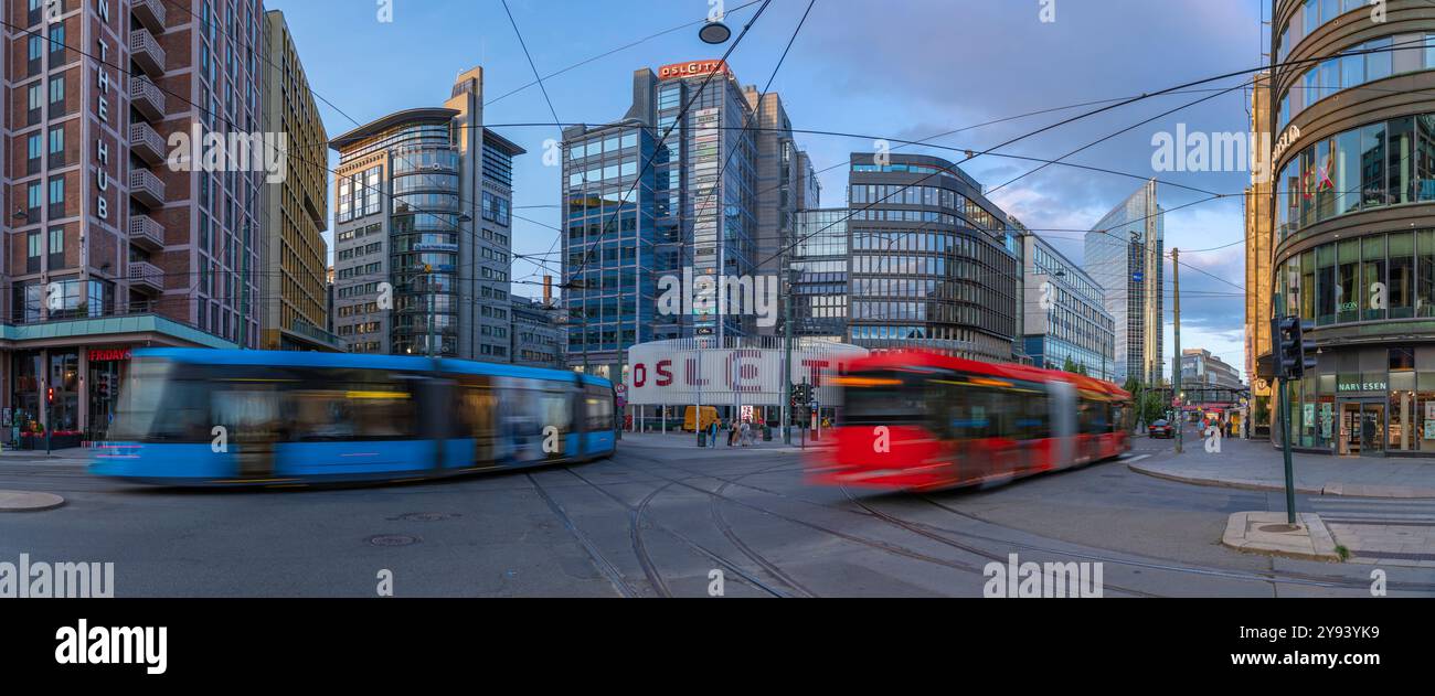 Vista degli edifici e del tram cittadino di Jernbanetorget, Oslo, Norvegia, Scandinavia, Europa Foto Stock