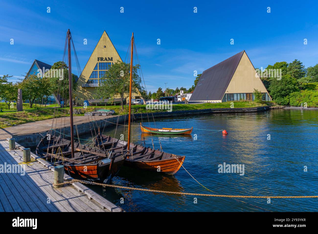 Vista del Museo Fram e delle barche in legno, Bygdoynesveien, Oslo, Norvegia, Scandinavia, Europa Foto Stock