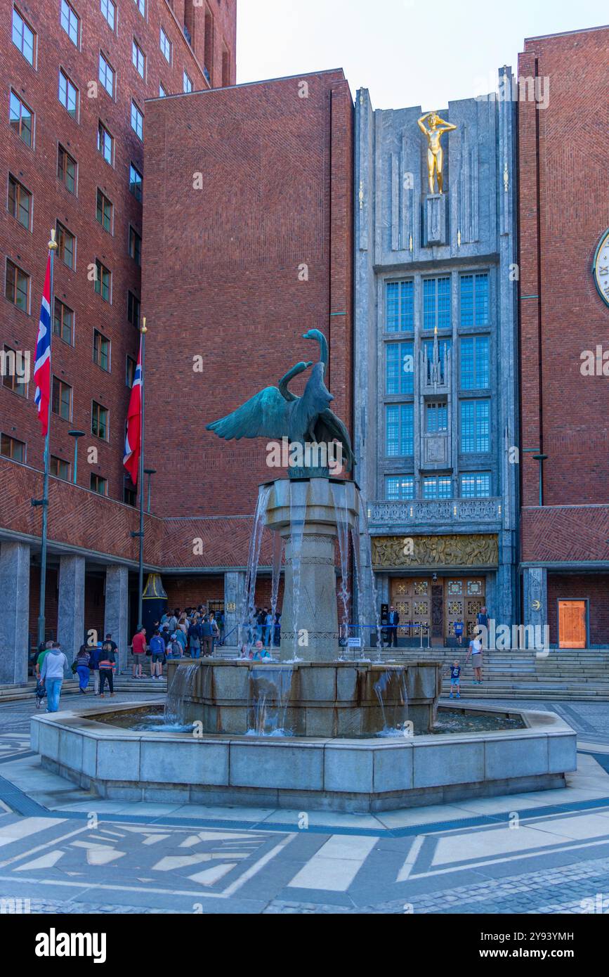 Vista del municipio e della fontana di Oslo in una giornata di sole, Oslo, Norvegia, Scandinavia, Europa Foto Stock