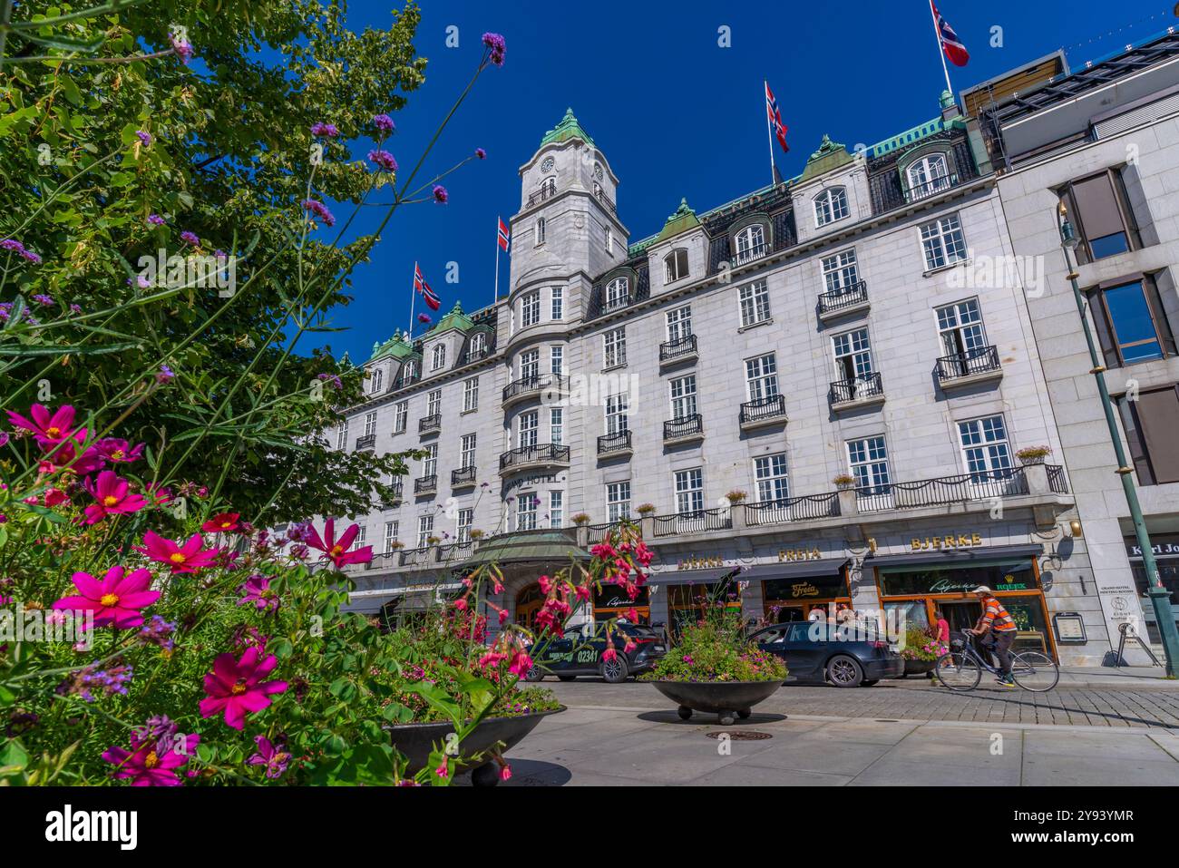 Vista del Grand Hotel a Stortingsparken in una giornata di sole, Oslo, Norvegia, Scandinavia, Europa Foto Stock