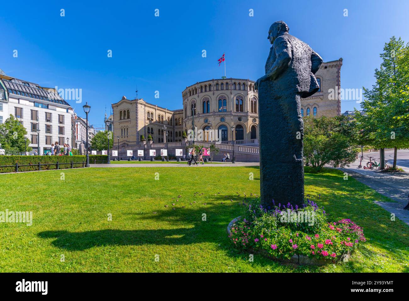 Vista del Grand Hotel e del Parlamento norvegese a Stortingsparken in una giornata di sole, Oslo, Norvegia, Scandinavia, Europa Foto Stock