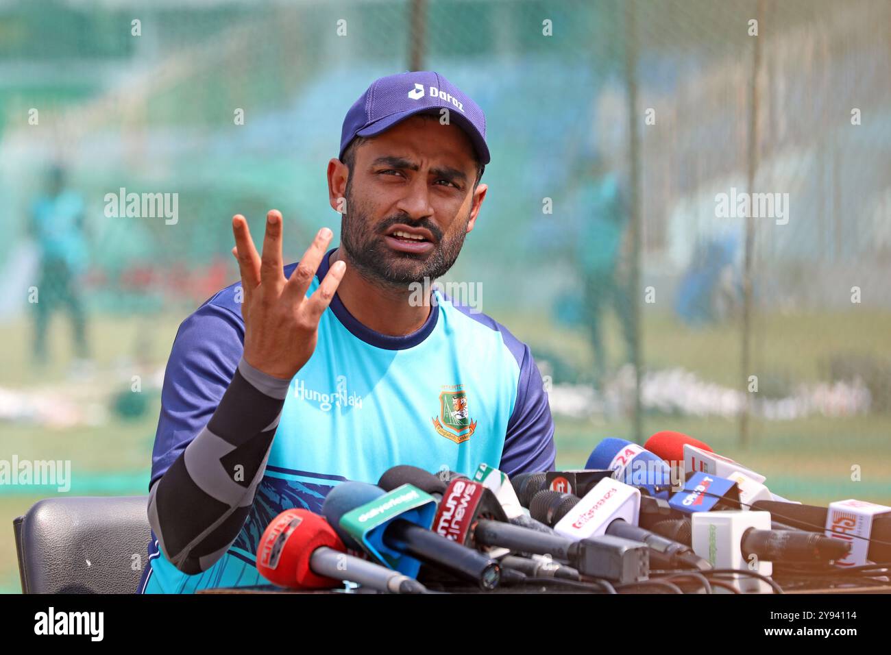 Tamim Iqbal Khan partecipa alla conferenza stampa mentre la squadra Bangladesh One Day International (ODI) partecipa alla sessione di allenamento allo Zahur Ahmed Cricket Stadium, Foto Stock