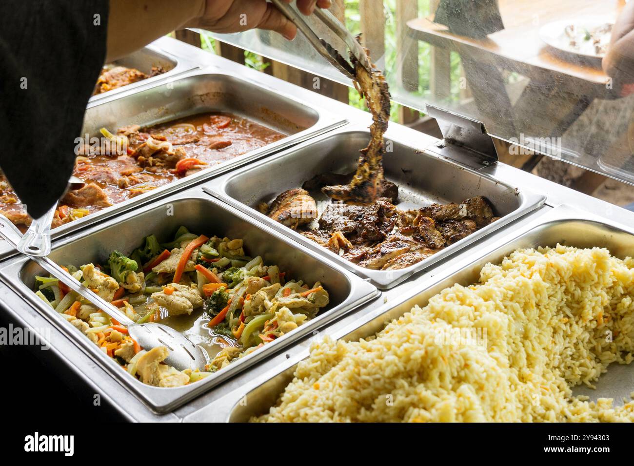 Questa immagine cattura una tipica scena di Street food in El Salvador, mostrando vari piatti serviti da una bancarella di cibo Foto Stock