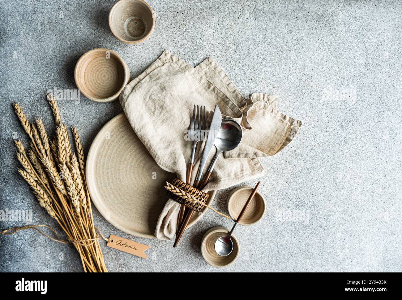 Un tavolo splendidamente organizzato con texture biologiche e un tema di grano, ideale per le celebrazioni autunnali tonalità neutre e dettagli rustici creano Foto Stock