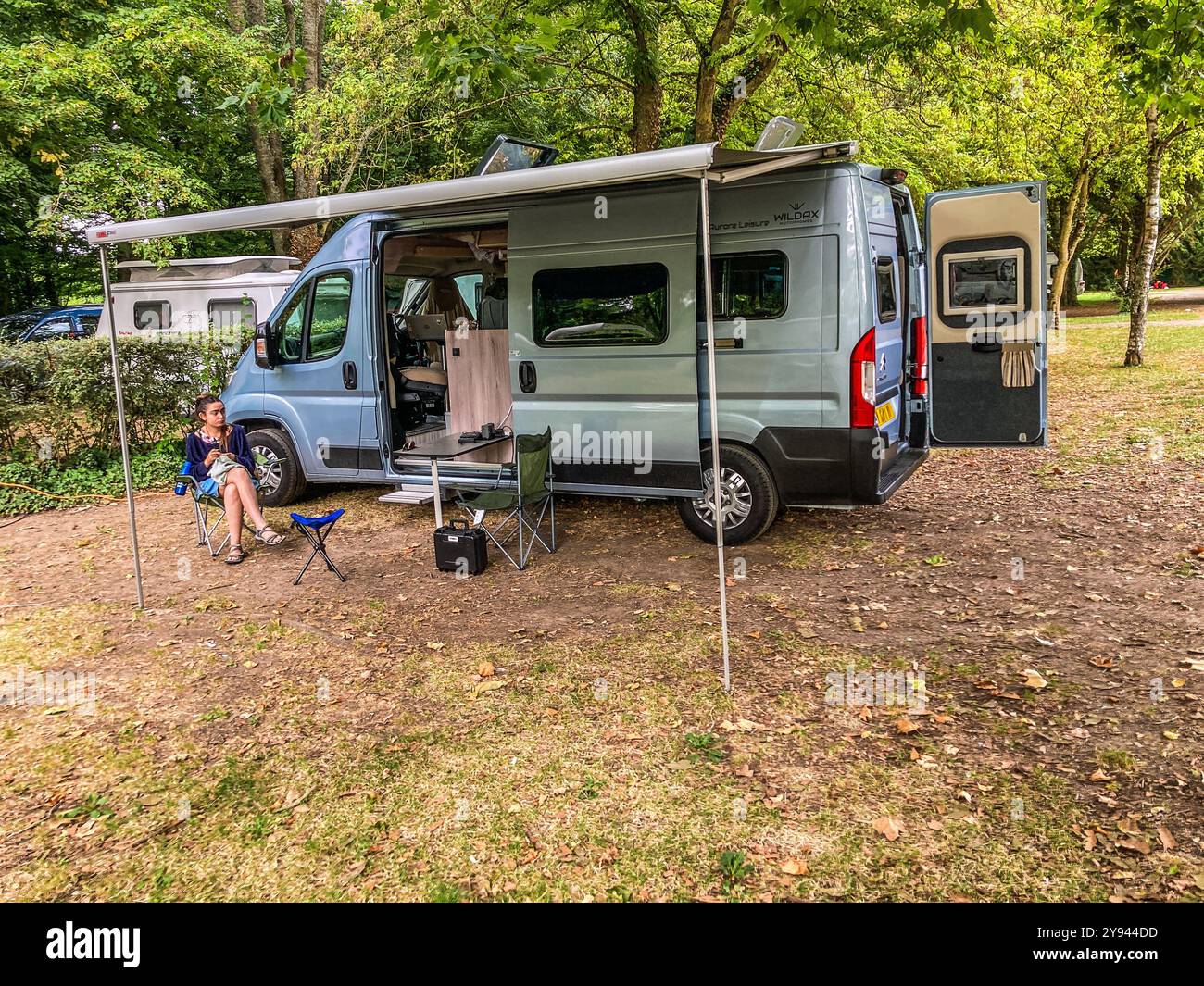 Un camper per per il tempo libero Wildaxe Aurora, in configurazione campeggio, in campo, in campeggio a Chartres, Normandia, Francia. Foto Stock